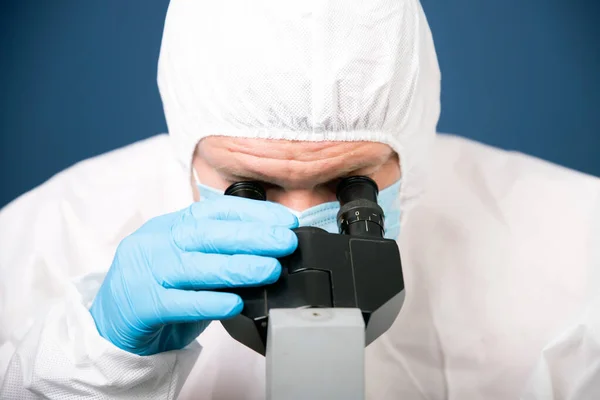 Cientista Olhando Através Microscópio Para Desenvolvimento Vacinas Contra Coronavírus Laboratórios — Fotografia de Stock