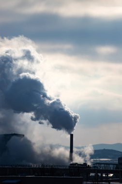 Santral bacalarından kaynaklanan hava kirliliği.