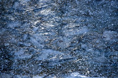 Kış veya Noel arkaplanı olarak buzun soyut detaylı dokusu.