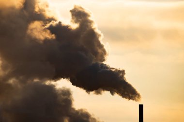 Santral bacalarından kaynaklanan hava kirliliği.