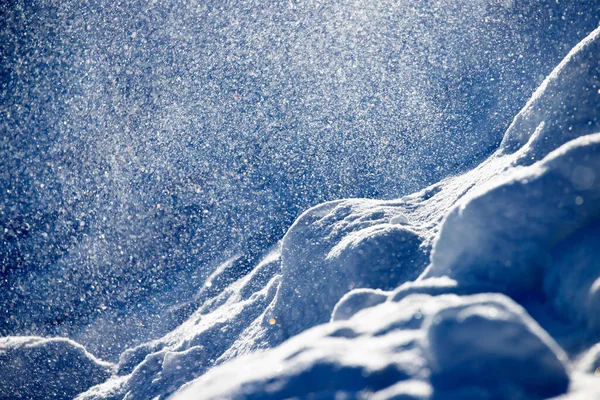 Natürlicher Winterhintergrund Mit Schneeverwehungen Und Schneefall — Stockfoto