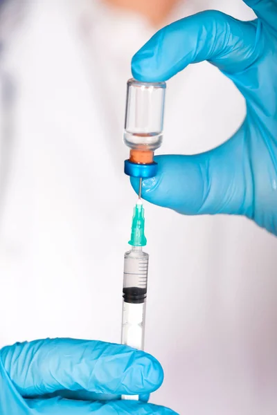 Begreppet Covid Coronavirussjukdom Läkare Med Spruta Förbereder För Injektion — Stockfoto