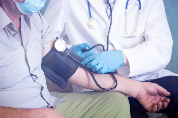 Médico Verificando Pressão Arterial Paciente Idoso — Fotografia de Stock