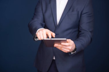 Modern dijital tablet kullanan bir iş adamı. Ağ kurma ya da sosyal bağlantı kavramı. Küresel iş ağı.