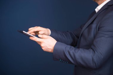 Modern dijital tablet kullanan bir iş adamı. Ağ kurma ya da sosyal bağlantı kavramı. Küresel iş ağı.