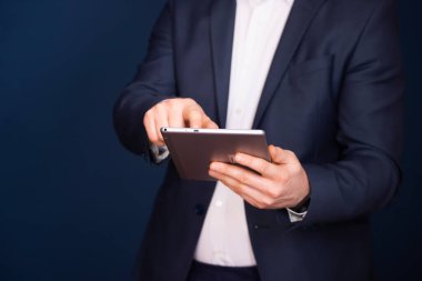 Modern dijital tablet kullanan bir iş adamı. Ağ kurma ya da sosyal bağlantı kavramı. Küresel iş ağı.