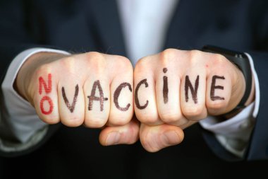 Aşıya karşı konsept. Aşısı olmayan insan yumruğu.