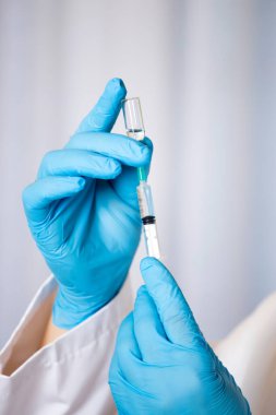 COVID-19 - Coronavirus hastalığı - Şırıngalı doktor enjeksiyona hazırlanıyor.