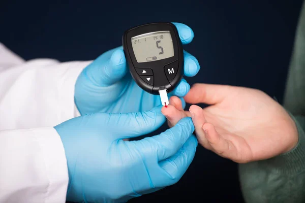 Doktor Kan Şekerini Glukometreyle Ölçüyor Diyabet Tedavisi Kavramı — Stok fotoğraf