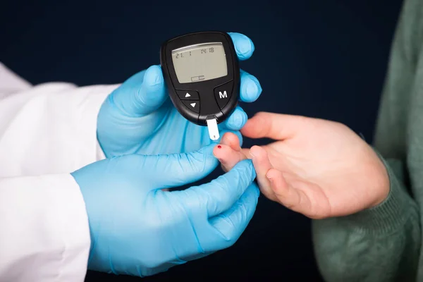 Doctor Checking Blood Sugar Level Glucometer Treatment Diabetes Concept — Stock Photo, Image