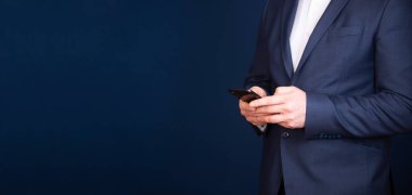 Modern akıllı telefon kullanan bir iş adamı. Ağ kurma ya da sosyal bağlantı kavramı. Küresel iş ağı.