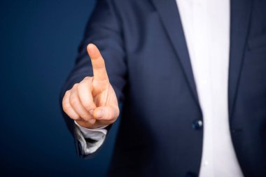 Sanal ekrana dokunan işadamı eli, mali arka plan kavramı.