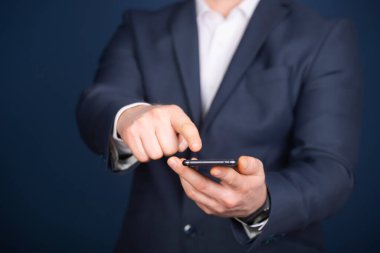 Modern akıllı telefon kullanan bir iş adamı. Ağ kurma ya da sosyal bağlantı kavramı. Küresel iş ağı.