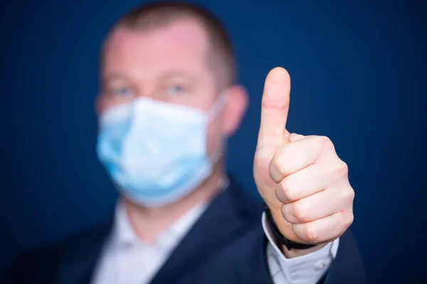 Zakenman Met Medisch Masker Met Teken Duim Omhoog Excellentie Van — Stockfoto