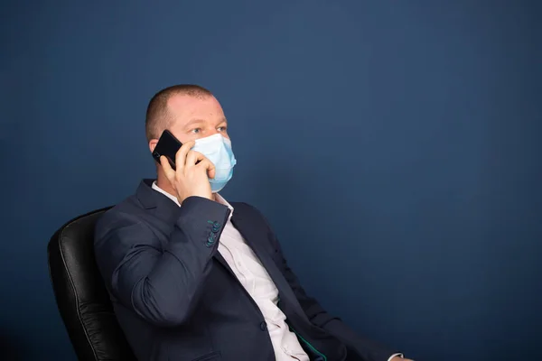 Orvosi Maszkot Viselő Üzletember Beszél Telefonon Irodában — Stock Fotó