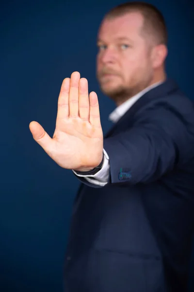 Geschäftsmann Zeigt Stoppschild Mit Hand — Stockfoto