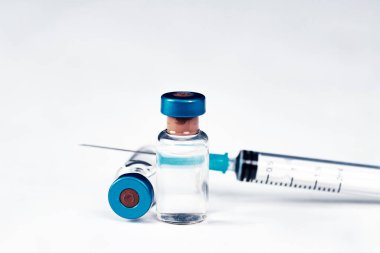 Koronavirüs enfeksiyonunu önleme, aşılama ve tedavi için aşı ve şırınga enjeksiyonu (COVID-19, nCoV 2019)