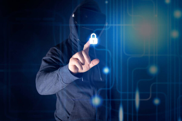 Хакер кодирует вирус-вымогатель с помощью ноутбуков и компьютеров. Кибератаки, взлом системы и вредоносные программы.