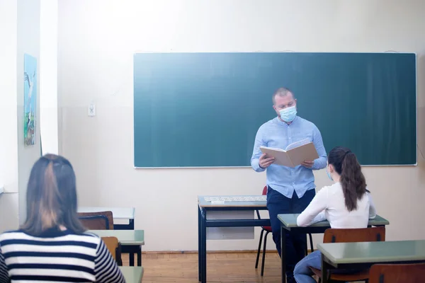 Studenti Ochranných Obličejových Maskách Studují Třídě Učitele Preventivní Opatření Při — Stock fotografie