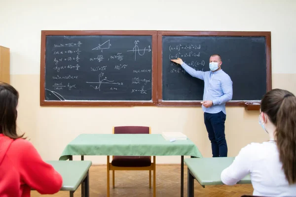 Učitel Jeho Studenti Nosí Třídě Ochrannou Masku Sociální Distanční Třídní — Stock fotografie