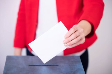 Oy sandığına oy veren bir seçmenin eli. Seçim kavramı.