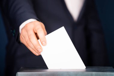 Seçmen oy sandığına oy veriyor. Seçim kavramı.