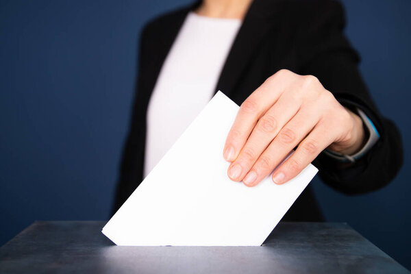 Избиратель ставит голосование в урну для голосования. Концепция выборов.