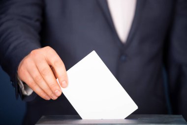 Seçmen oy sandığına oy veriyor. Seçim kavramı.