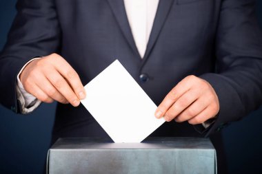 Seçmen oy sandığına oy veriyor. Seçim kavramı.