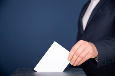 Seçmen oy sandığına oy veriyor. Seçim kavramı.