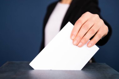 Oy sandığına oy veren bir seçmenin eli. Seçim kavramı.