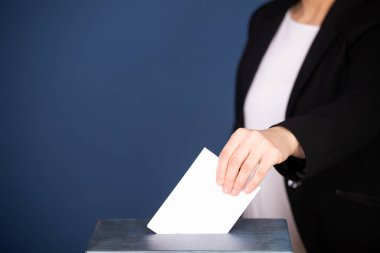 Seçmen oy sandığına oy veriyor. Seçim kavramı.