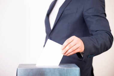 Oy sandığına oy veren bir seçmenin eli. Seçim kavramı.