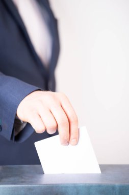 Oy sandığına oy veren bir seçmenin eli. Seçim kavramı.