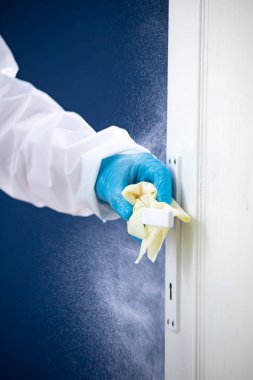 Dezenfeksiyon, temizlik ve kapı kollarını yıkama. Koronavirüs enfeksiyonunun önlenmesi