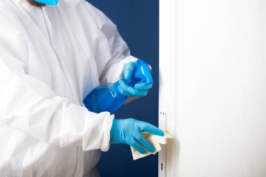 Dezenfeksiyon, temizlik ve kapı kollarını yıkama. Koronavirüs enfeksiyonunun önlenmesi