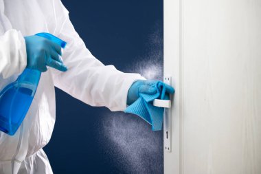 Dezenfeksiyon, temizlik ve kapı kollarını yıkama. Koronavirüs enfeksiyonunun önlenmesi