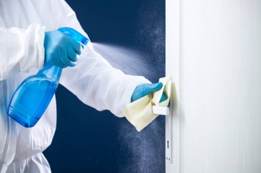 Dezenfeksiyon, temizlik ve kapı kollarını yıkama. Koronavirüs enfeksiyonunun önlenmesi