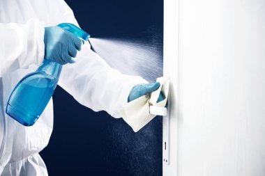 Dezenfeksiyon, temizlik ve kapı kollarını yıkama. Koronavirüs enfeksiyonunun önlenmesi