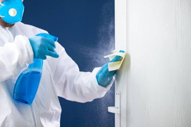 Dezenfeksiyon, temizlik ve kapı kollarını yıkama. Koronavirüs enfeksiyonunun önlenmesi