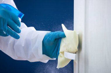 Dezenfeksiyon, temizlik ve kapı kollarını yıkama. Koronavirüs enfeksiyonunun önlenmesi