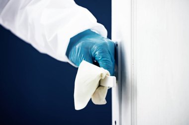 Dezenfeksiyon, temizlik ve kapı kollarını yıkama. Koronavirüs enfeksiyonunun önlenmesi