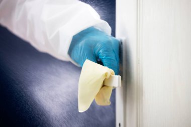 Dezenfeksiyon, temizlik ve kapı kollarını yıkama. Koronavirüs enfeksiyonunun önlenmesi