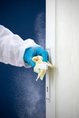 Dezenfeksiyon, temizlik ve kapı kollarını yıkama. Koronavirüs enfeksiyonunun önlenmesi