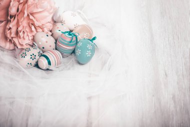 Ahşap bir arka planda yumurta ve tüylü Paskalya bayrağı. Paskalya 'nın asgari konsepti. Üst Manzara. Metin için bir paskalya kartı ve yerin bir kopyası..