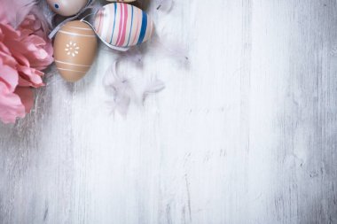 Ahşap bir arka planda yumurta ve tüylü Paskalya bayrağı. Paskalya 'nın asgari konsepti. Üst Manzara. Metin için bir paskalya kartı ve yerin bir kopyası..