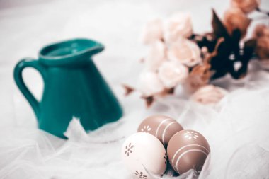 Mutlu Paskalyalar. Paskalya arkaplanını tebrik ederim. Paskalya yumurtası ve çiçekleri.