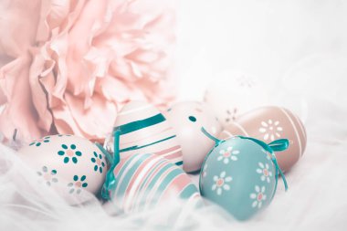 Mutlu Paskalyalar. Paskalya arkaplanını tebrik ederim. Paskalya yumurtası ve çiçekleri.