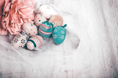 Ahşap bir arka planda yumurta ve tüylü Paskalya bayrağı. Paskalya 'nın asgari konsepti. Üst Manzara. Metin için bir paskalya kartı ve yerin bir kopyası..