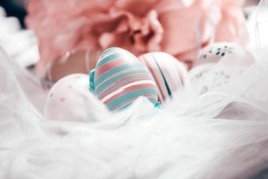 Mutlu Paskalyalar. Paskalya arkaplanını tebrik ederim. Paskalya yumurtası ve çiçekleri.